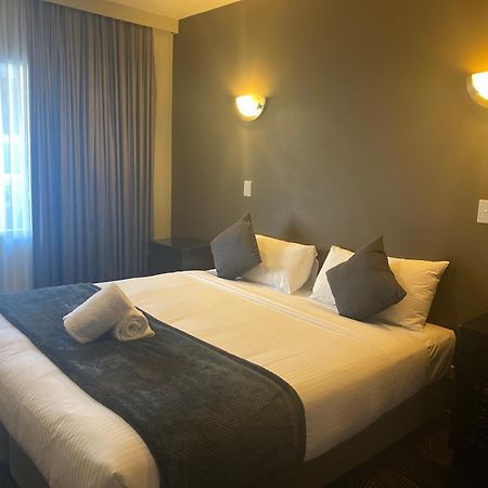 The Astor Hotel Motel Goulburn Room photo